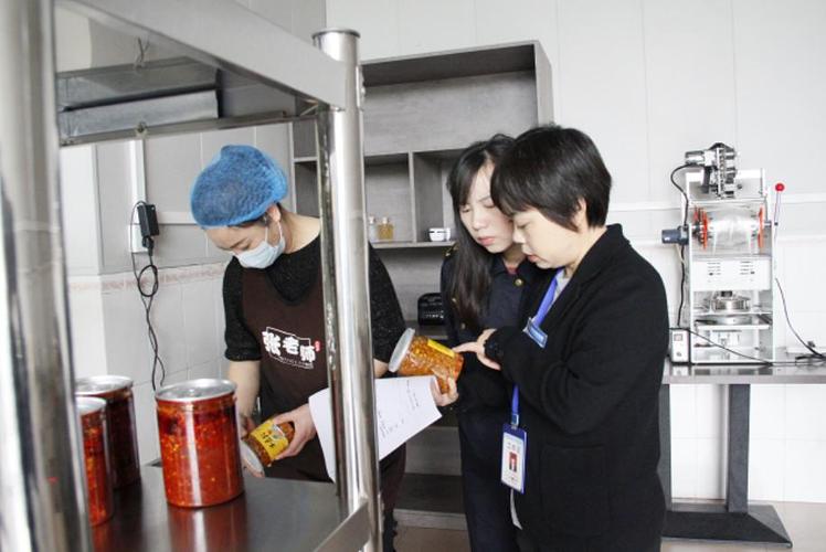 隆昌市市场监督管理局与行政审批局协力颁发首张食品小作坊生产许可证